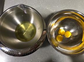 分离蛋清和蛋黄，容器保证无油无水。蛋清先放冰箱冷藏备用。