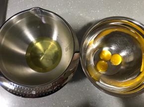 分离蛋清和蛋黄，容器保证无油无水。蛋清先放冰箱冷藏备用。