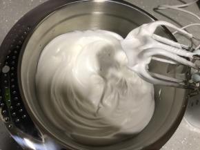 打发至出现纹路，加入剩余细砂糖和玉米淀粉，高速打发至蛋白霜细腻有光泽，再转低速整理蛋白霜，提起打蛋头出现坚挺小尖勾即可。