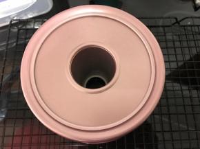 出炉后轻震模具，倒扣放凉，倒扣至少两小时。