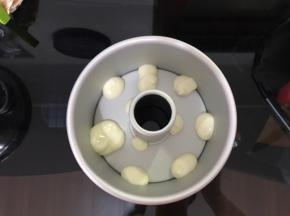 原色蛋糕糊挤入模具底部，挤小块，做出白云状。