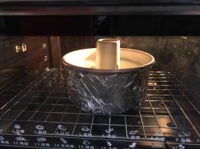 制作好的蛋糕糊放入烤箱下层，温度调回160度烤15分钟，转140度烤45分钟。