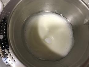 打发至细腻加入第二次细砂糖，继续高速打发。