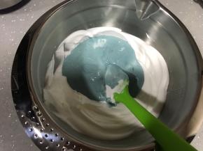 翻拌均匀的蛋糕糊倒回剩余蛋白霜，翻拌均匀。