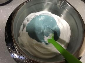 翻拌均匀的蛋糕糊倒回剩余蛋白霜，翻拌均匀。