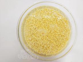 脱皮绿豆加入清水浸泡8个小时，期间不断换水。