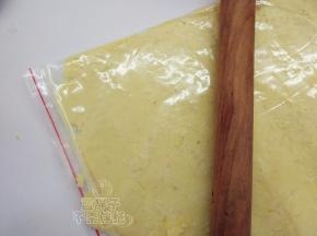 把蒸好的绿豆倒入密封袋里面，用擀面杖将他们压成细腻的绿豆泥。