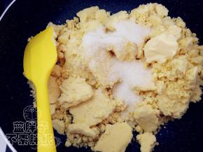 绿豆泥倒入炒锅中，加入细砂糖、黄油和牛奶，小火加热，将他们炒匀。其实只是拌匀，因为没什么水分，并不需要怎么炒制。