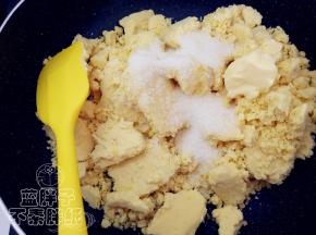 绿豆泥倒入炒锅中，加入细砂糖、黄油和牛奶，小火加热，将他们炒匀。其实只是拌匀，因为没什么水分，并不需要怎么炒制。