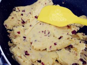 最后加入切碎的蔓越莓干，翻拌均匀。