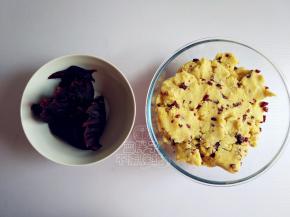 炒好的绿豆泥倒入大碗中稍微晾凉，同时准备好夹馅的红豆沙。