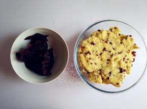 炒好的绿豆泥倒入大碗中稍微晾凉，同时准备好夹馅的红豆沙。