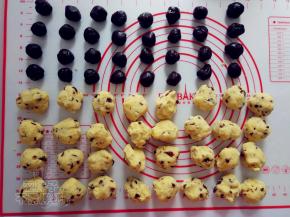 接着来分绿豆泥和红豆沙。我绿豆泥30g一个，红豆沙10g一个，方子的量总共做了32个。