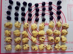 接着来分绿豆泥和红豆沙。我绿豆泥30g一个，红豆沙10g一个，方子的量总共做了32个。