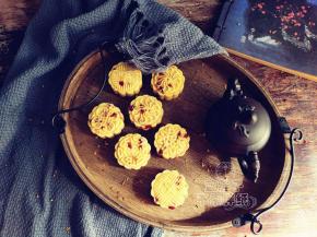 全部处理好之后就来压模。这次我用的是50g法焙客月饼模。将绿豆糕稍微整形成椭圆形，放入月饼模中，轻轻压一下底部，翻转月饼模，竖着按压一下之后，慢慢推出。一个美美哒绿豆糕就做好了。