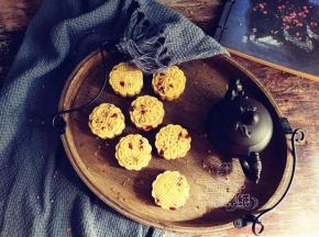 全部处理好之后就来压模。这次我用的是50g法焙客月饼模。将绿豆糕稍微整形成椭圆形，放入月饼模中，轻轻压一下底部，翻转月饼模，竖着按压一下之后，慢慢推出。一个美美哒绿豆糕就做好了。