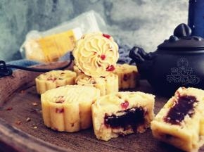 绿豆糕放入冰箱冷藏之后口感更佳。