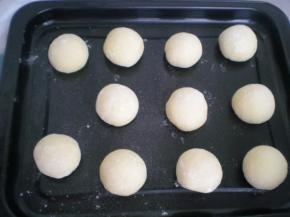 做好的面包胚，放在烤盘里