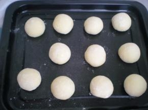 做好的面包胚，放在烤盘里