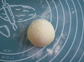 取一份面包胚子，用手工揉圆