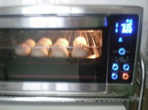 刷鸡蛋液、撒芝麻、烤箱预热、烤盘放在中层、设置热风模式、上下火150度、时间24分