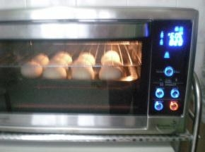 刷鸡蛋液、撒芝麻、烤箱预热、烤盘放在中层、设置热风模式、上下火150度、时间24分