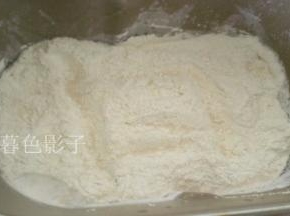 鸡蛋一个、温水、糖、油液体放进面包机手动搅打融合、放面包粉、
面包粉上撒酵母粉、设置面包机揉面程序、不同的面包机、揉面时间不同、这里是用33分钟揉面