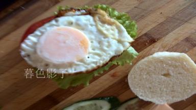 烤好的面包，蔬菜、煎蛋等、按照个人喜好备好