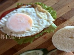 烤好的面包，蔬菜、煎蛋等、按照个人喜好备好