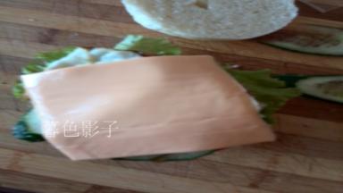 在面包片上摆放蔬菜，芝士