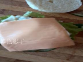 在面包片上摆放蔬菜，芝士