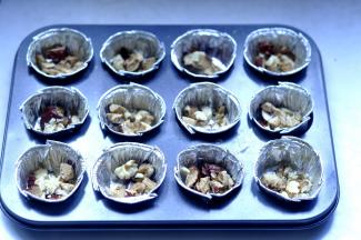 2、将切碎的美仁枣，均匀的放入模具中