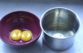 3、将蛋黄、蛋白分开，蛋白一定要放入无油无水的干净盆中。