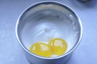 6、加入蛋黄。