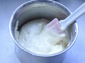 9、划Ｌ翻拌至无干粉状态，提前打开烤箱预热
