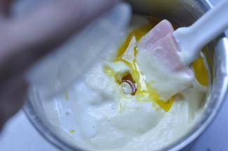 10、将牛奶和玉米油均匀洒在蛋糊表面，再次从蛋盆底部划Ｌ状拌匀