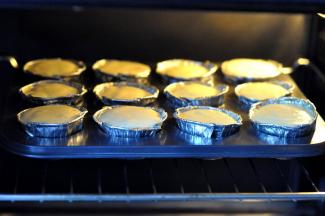 12、放入提前预热好的烤箱中，中上层，上火180度，下火180度，烤15-分钟左右