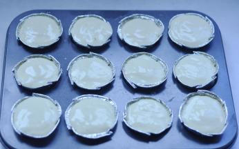 11、将蛋糊倒入准备好的十二连模具中。轻轻震出气泡。