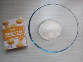 碗里倒入布丁粉