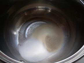 奶锅里放入鱼胶粉和糖