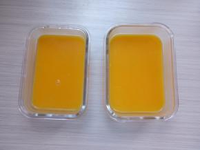 再倒入玻璃密封盒里，放冰箱冷藏3个多小时至凝固