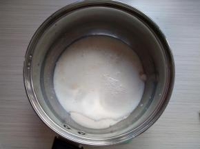 倒入牛奶拌均匀