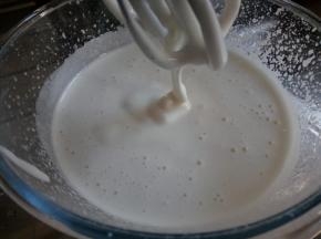 用电动打蛋器打至体积变大，浓稠，滴落的牛奶液不会消失，我用打蛋器2档，大概打了4分钟