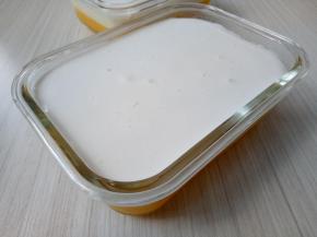 将牛奶液倒在上面，放冰箱冷藏三个小时以上