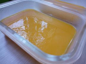 将已经凝固的布丁取出