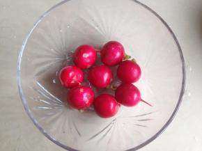 将樱桃萝卜清洗干净，用盐水浸泡一下，再用冷开水清洗