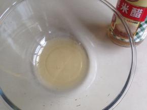另一个碗装着米醋