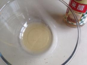 另一个碗装着米醋