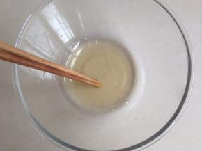 用筷子搅拌，使糖充分溶解在醋里