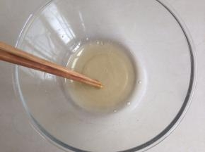 用筷子搅拌，使糖充分溶解在醋里